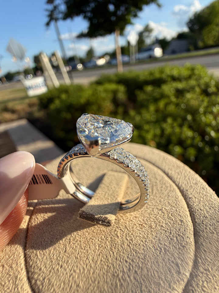 4 carat ring heart VS  with 3 carat center stone IGI E vs certified with side igi certified  full engagement set with diamond band handcrafted in grown diamond 14k gold ( made in gold ) iGI certified Diamond