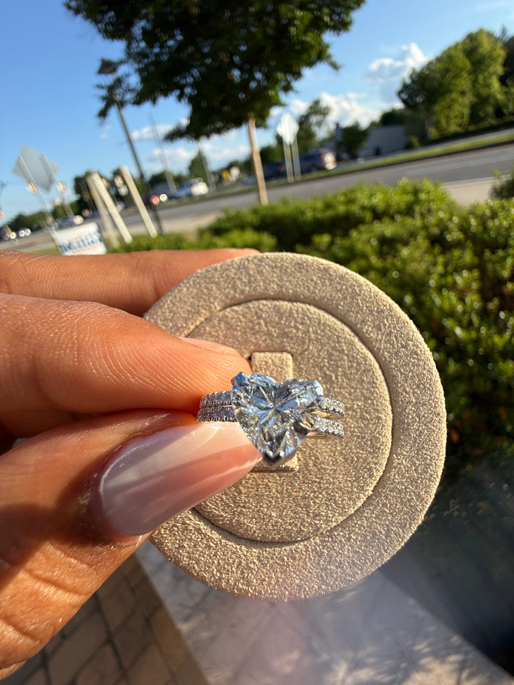 4 carat ring heart VS  with 3 carat center stone IGI E vs certified with side igi certified  full engagement set with diamond band handcrafted in grown diamond 14k gold ( made in gold ) iGI certified Diamond
