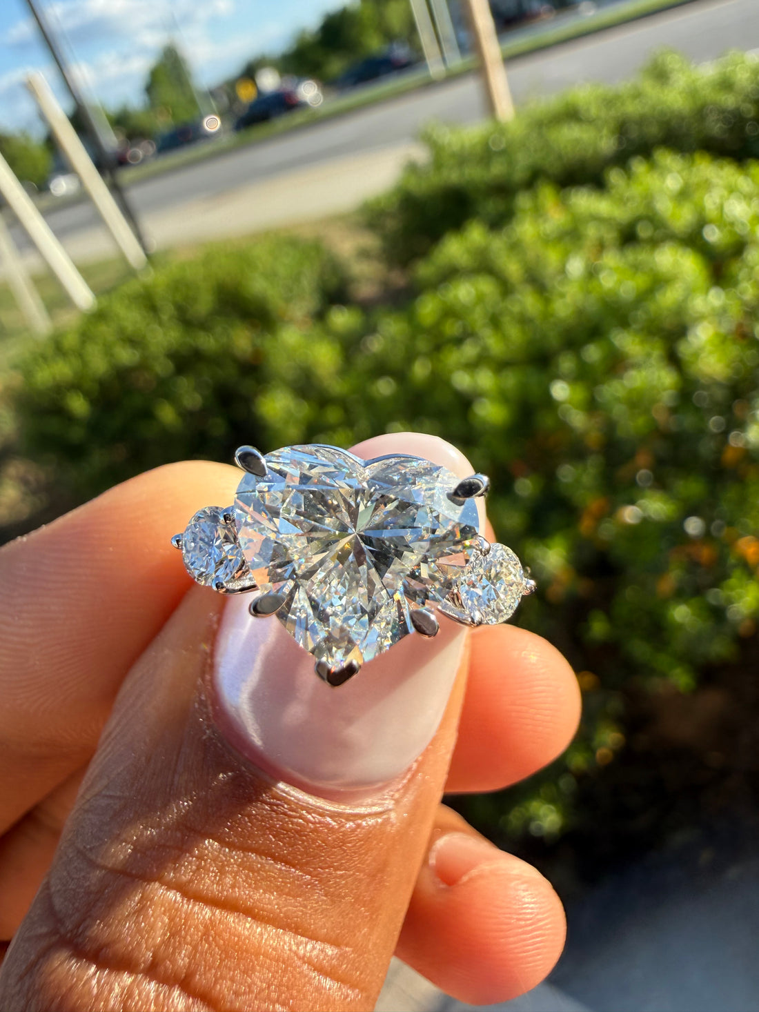 4 carat heart VS  with 3 carat center stone IGI E vs certified with side igi certified special cut ring Vs stone with special stone fancy handcrafted in grown diamond 14k gold ( made in gold ) iGI certified Diamond