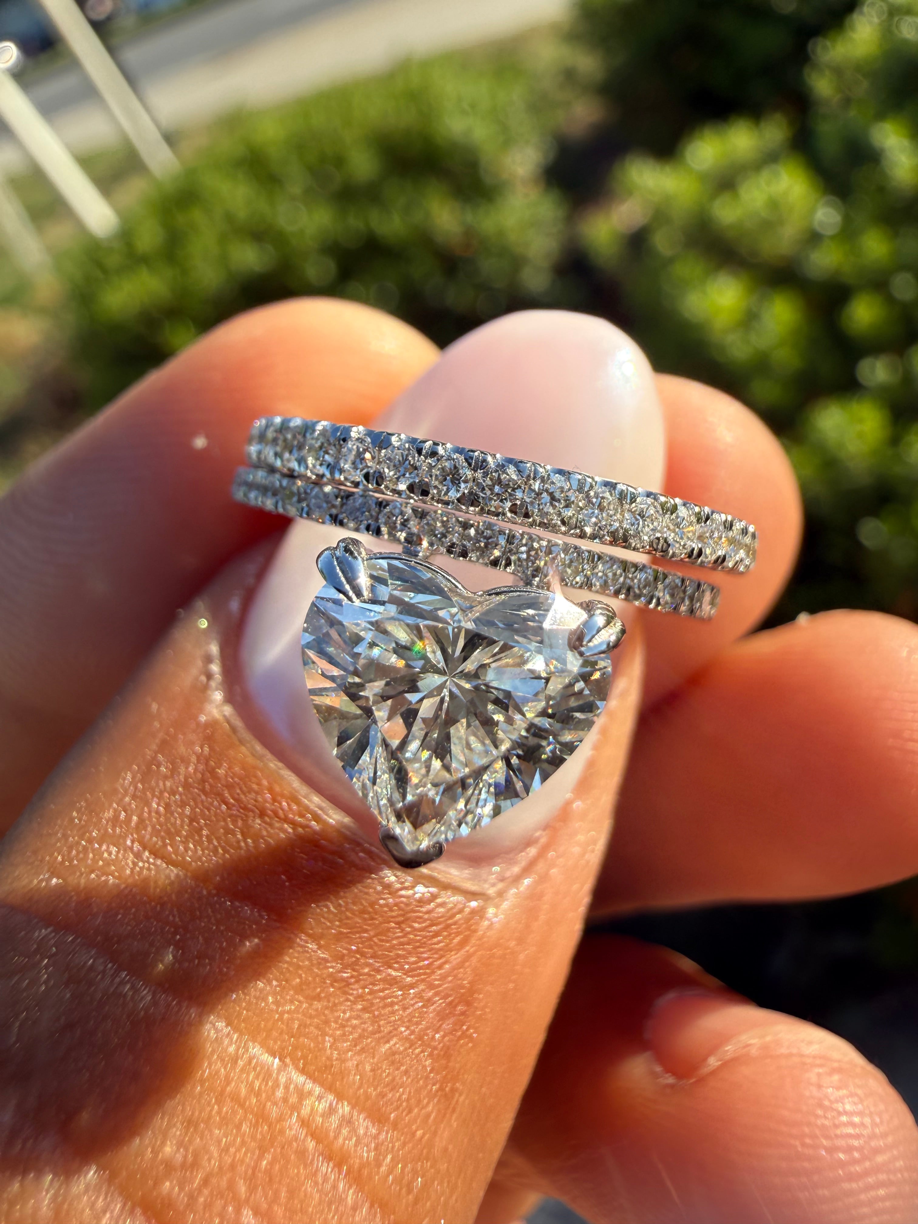 3 carat heart VS cut special cut ring Vs stone with special cut on side stone fancy handcrafted in grown diamond 14k gold ( made in gold ) iGI certified Diamond