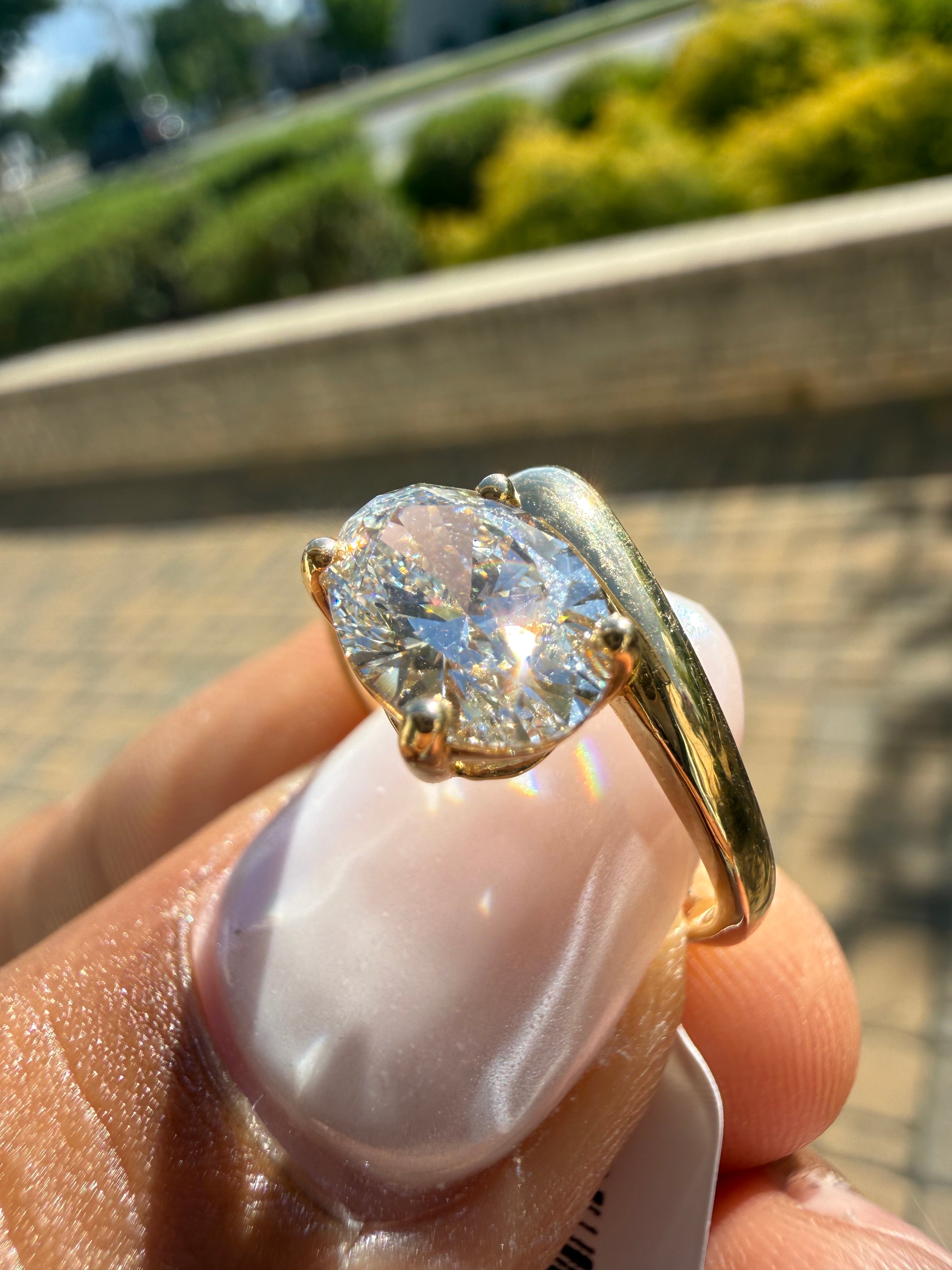 2 carat oval cut ring cut E vs IGI certified with special cut handcrafted in grown diamond 14k gold