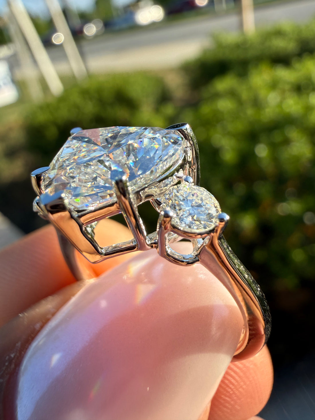 4 carat heart VS  with 3 carat center stone IGI E vs certified with side igi certified special cut ring Vs stone with special stone fancy handcrafted in grown diamond 14k gold ( made in gold ) iGI certified Diamond