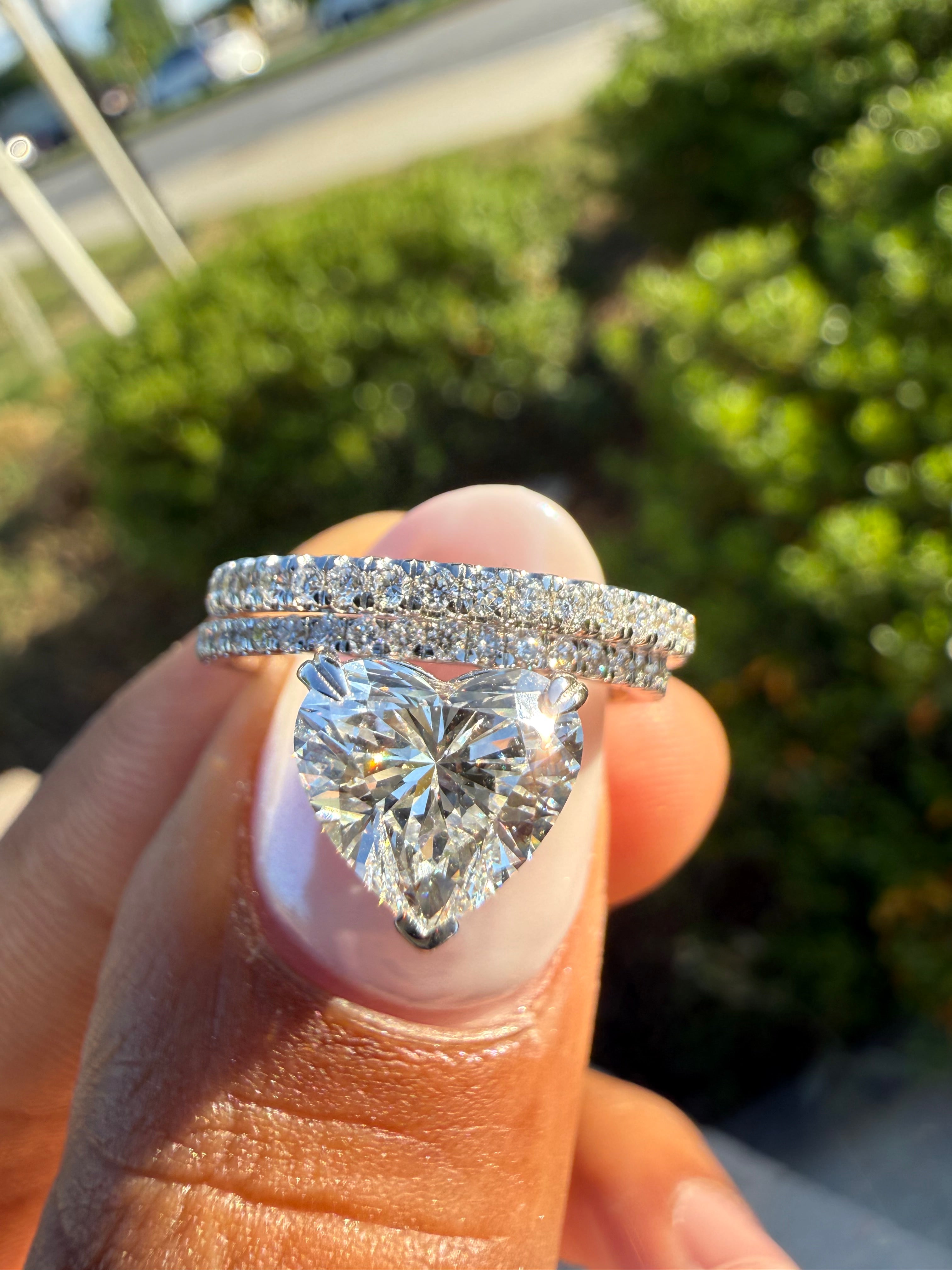 3 carat heart VS cut special cut ring Vs stone with special cut on side stone fancy handcrafted in grown diamond 14k gold ( made in gold ) iGI certified Diamond