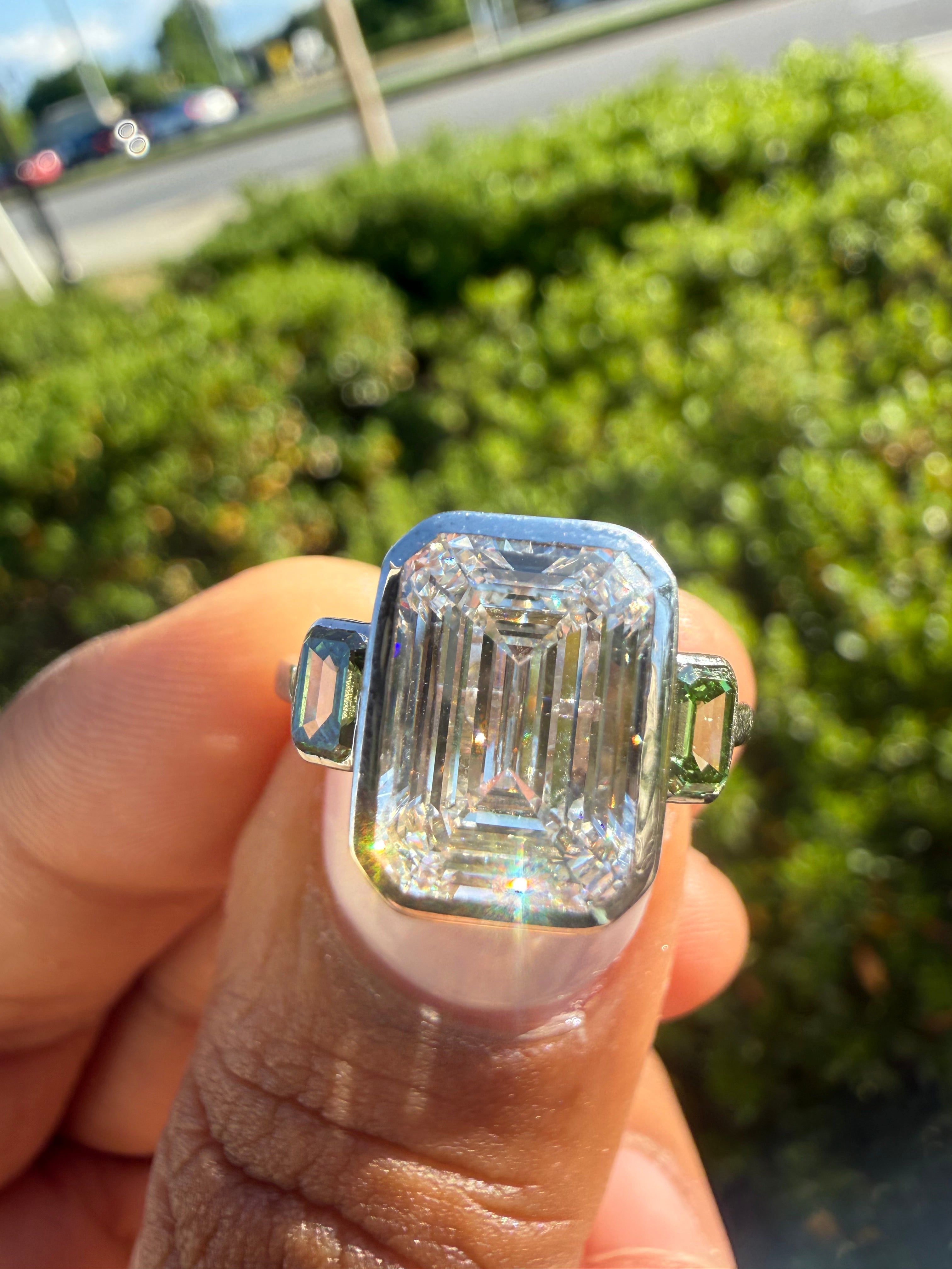 2.5 carat ring with 2 carat center emerald VS1 . Eye Clean stone IGI certified , handcrafted in 14k gold