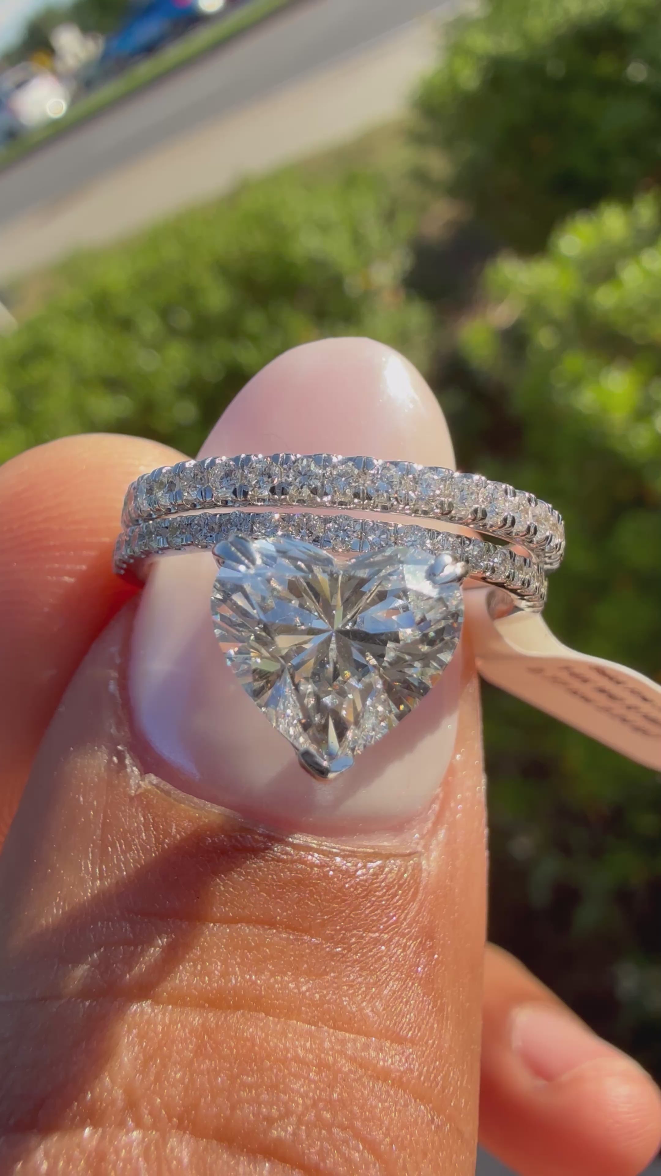 3 carat heart VS cut special cut ring Vs stone with special cut on side stone fancy handcrafted in grown diamond 14k gold ( made in gold ) iGI certified Diamond