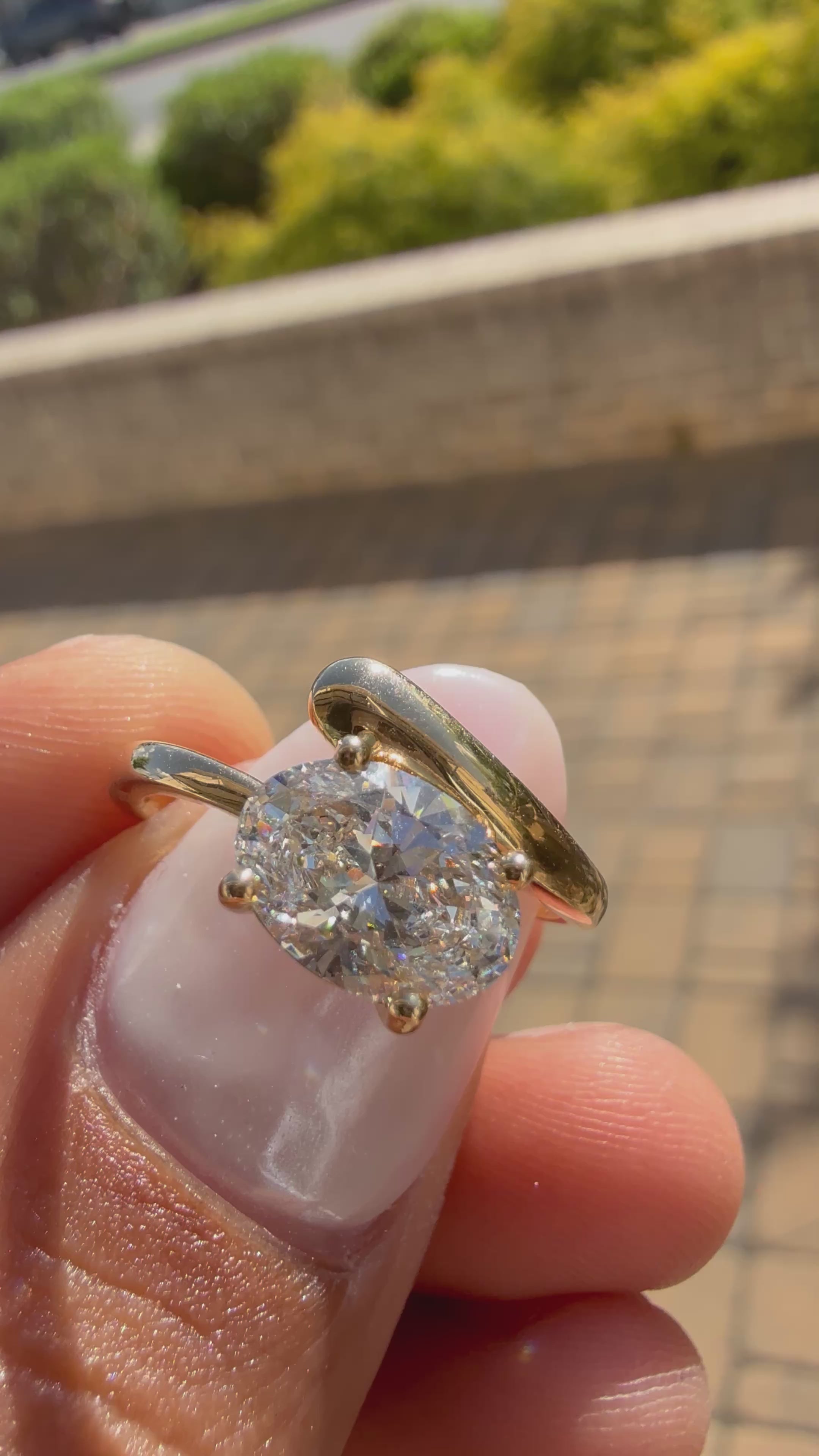 2 carat oval cut ring cut E vs IGI certified with special cut handcrafted in grown diamond 14k gold